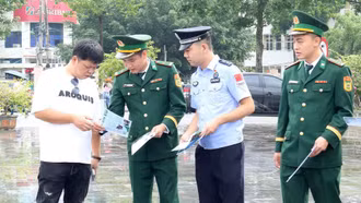 Đồn Biên phòng Cửa khẩu Quốc tế Lào Cai phối hợp tuyên truyền pháp luật cho cư dân biên giới