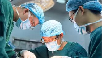 12 giờ vi phẫu nối lại 4 ngón tay gần đứt rời cho bệnh nhân trẻ