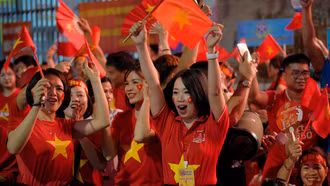 Tặng quà người dân nhân dịp kỷ niệm 80 năm Quốc khánh 2/9