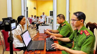 Công an tỉnh Lào Cai triển khai cao điểm thu nhận thông tin và cấp thẻ đảng viên mới