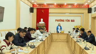 Phó Bí thư Tỉnh ủy, Chủ tịch Ủy ban MTTQ Việt Nam tỉnh Giàng Thị Dung kiểm tra, giám sát công tác bầu cử tại phường Yên Bái