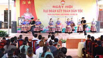 Đồng chí Vũ Quỳnh Khánh - Phó Chủ tịch Thường trực HĐND tỉnh dự Ngày hội Đại đoàn kết tại thôn Lèng Phàng Làng Mương, xã Bắc Hà