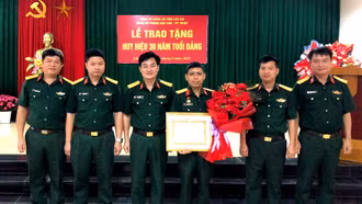 Trao huy hiệu 30 năm tuổi Đảng và quyết định công tác cán bộ