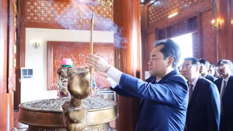 Đoàn đại biểu dự Đại hội Thi đua yêu nước Lào Cai lần thứ I, nhiệm kỳ 2025 - 2030 dâng hương Chủ tịch Hồ Chí Minh và các Anh hùng liệt sĩ