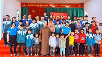 Hội Liên hiệp phụ nữ phường Văn Phú trao hỗ trợ “Mẹ đỡ đầu” cho 32 trẻ em có hoàn cảnh khó khăn