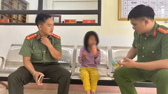 Công an xã Bắc Hà tiếp nhận cháu bé bị lạc