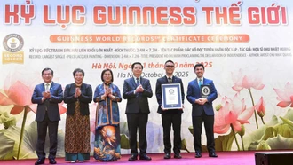 Đón nhận Kỷ lục Guinness Thế giới: Bức tranh sơn mài "Bác Hồ đọc Tuyên ngôn Độc lập"