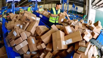 Hàng nhập khẩu trị giá dưới 1 triệu đồng bị thu thuế VAT tự động từ 1/8