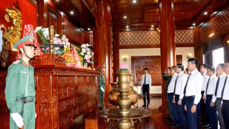 Đoàn đại biểu tỉnh Lào Cai dâng hương tại Khu tưởng niệm Chủ tịch Hồ Chí Minh và Nghĩa trang liệt sĩ trung tâm tỉnh 