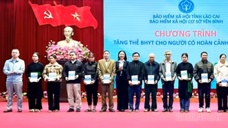 Bảo hiểm xã hội tỉnh tặng 100 thẻ bảo hiểm y tế cho người dân có hoàn cảnh khó khăn tại xã Yên Bình