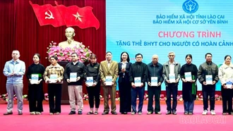 Bảo hiểm xã hội tỉnh tặng 100 thẻ bảo hiểm y tế cho người dân có hoàn cảnh khó khăn tại xã Yên Bình