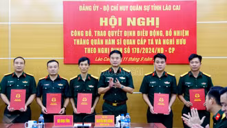 Bộ CHQS tỉnh Lào Cai công bố, trao quyết định điều động, bổ nhiệm, thăng quân hàm sĩ quan cấp tá và nghỉ hưu theo Nghị định số 178/2024/NĐ-CP