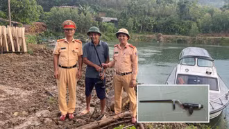 Cảnh sát giao thông Công an tỉnh Lào Cai vận động người dân giao nộp vũ khí tự chế