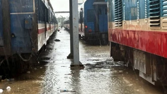 Đường sắt huỷ 41 đoàn tàu khách do ảnh hưởng lũ lụt tại Nam Trung Bộ