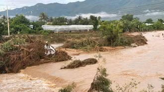 Lâm Đồng: Vỡ hồ chứa nước, cuốn trôi một người và nhiều nhà cửa