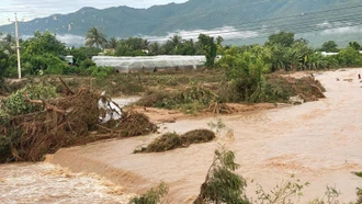 Lâm Đồng: Vỡ hồ chứa nước, cuốn trôi một người và nhiều nhà cửa