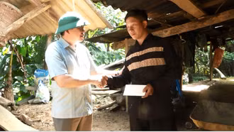 Giám đốc Sở Dân tộc và Tôn giáo tỉnh Lào Cai kiểm tra tình hình khắc phục hậu quả cơn bão số 10 tại xã Hạnh Phúc