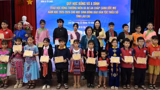 Hơn 32.000 học sinh, giáo viên người lớn tự học được trao quà, học bổng