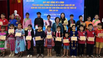 Hơn 32.000 học sinh, giáo viên người lớn tự học được trao quà, học bổng