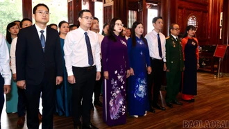 Đoàn đại biểu Mặt trận Tổ quốc Việt Nam tỉnh Lào Cai dâng hương Chủ tịch Hồ Chí Minh và các Anh hùng liệt sĩ