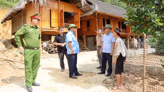 Lãnh đạo Sở Dân tộc và Tôn giáo tỉnh kiểm tra công tác ứng phó cơn bão số 11 tại xã Lục Yên