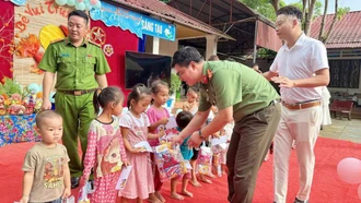 Công an xã Hợp Thành, Xuân Hòa tổ chức Tết Trung thu cho thiếu nhi trên địa bàn