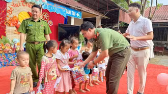 Công an xã Hợp Thành, Xuân Hòa tổ chức Tết Trung thu cho thiếu nhi trên địa bàn