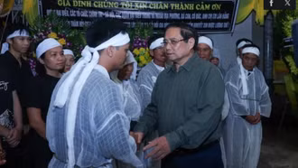 Thủ tướng thăm hỏi dân vùng lốc xoáy Ninh Bình