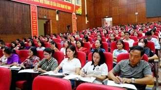 Gần 200 cán bộ ngành giáo dục dự Hội nghị bồi dưỡng cập nhật thông tin tình hình kinh tế - xã hội