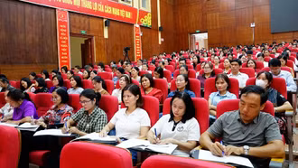 Gần 200 cán bộ ngành giáo dục dự Hội nghị bồi dưỡng cập nhật thông tin tình hình kinh tế - xã hội