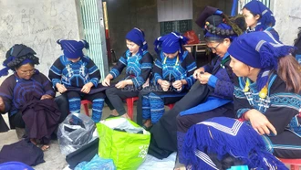 Mùa thêu thổ cẩm trên bản Hà Nhì 