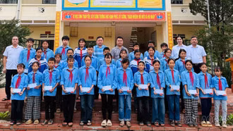 Xuân Hòa tặng quà cho học sinh có hoàn cảnh khó khăn