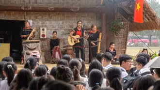 'Hoa tháng Mười' - Chương trình dân ca dân vũ chào mừng Ngày Phụ nữ Việt Nam của đồng bào các dân tộc