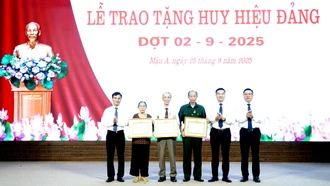 Xã Mậu A tổ chức trao Huy hiệu Đảng cho 53 đảng viên