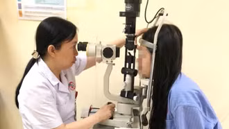 Đeo kính áp tròng, nữ bệnh nhân 20 tuổi bị loét giác mạc nguy hiểm