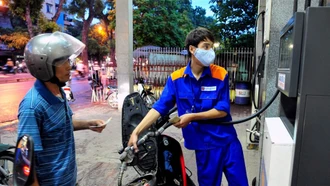 Giá xăng dầu đồng loạt giảm, RON 95 rời mốc 20.000 đồng/lít