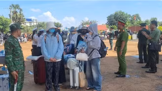 Tiếp nhận 353 công dân Việt Nam do phía Campuchia trao trả