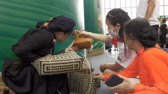 Xem nghệ nhân "kể chuyện" di sản bằng đôi tay