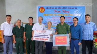 Trao hỗ trợ xây dựng nhà tình nghĩa cho gia đình thân nhân liệt sỹ