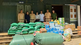 Cảnh sát giao thông Lào Cai hỗ trợ các trường học tại xã Mỏ Vàng vượt qua khó khăn sau bão