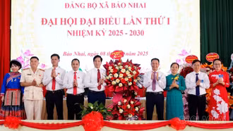 Các đồng chí lãnh đạo tỉnh dự Đại hội đại biểu Đảng bộ các xã Lục Yên, Việt Hồng, Dương Quỳ, Bảo Nhai, Bản Xèo, Mường Khương, Bản Lầu, Khánh Hòa, Ngũ Chỉ Sơn