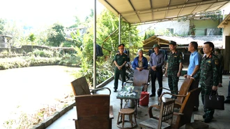 Phó Chủ tịch Thường trực HĐND tỉnh Vũ Quỳnh Khánh kiểm tra khắc phục hậu quả mưa lũ tại phường Cam Đường 