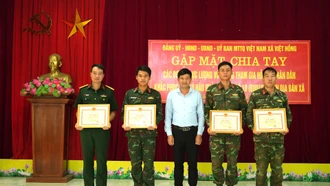 Việt Hồng khen thưởng 4 tập thể và 118 cá nhân tiêu biểu trong khắc phục hậu quả bão số 10