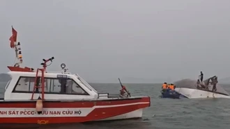 Đắm tàu du lịch chở 53 người trên vịnh Hạ Long: Cập nhật tình hình cứu hộ