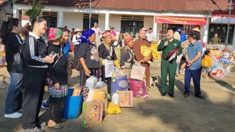 Trao tặng 300 suất quà cho các gia đình khó khăn xã Trịnh Tường