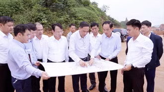Phó Bí thư Thường trực Tỉnh ủy Hoàng Giang kiểm tra tình hình thực tế các công trình, dự án trên bàn phường Văn Phú và xã Yên Bình