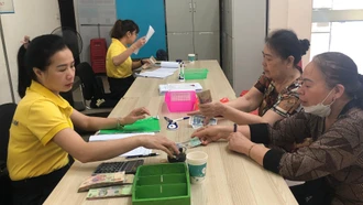 Các đại biểu tham quan trưng bày ảnh “Tự hào người chiến sĩ Hải quân”.