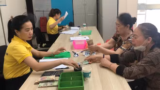 Các đại biểu tham quan trưng bày ảnh “Tự hào người chiến sĩ Hải quân”.