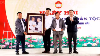 Đồng chí Chủ tịch UBND tỉnh Nguyễn Tuấn Anh dự Ngày hội Đại đoàn kết toàn dân tộc thôn Khởi Khe