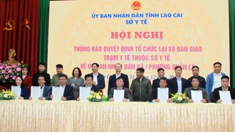 Bàn giao các trạm y tế về UBND các xã, phường quản lý